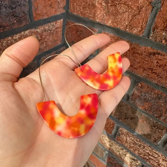 Maryn Resin Crescent Hoop Earrings in Chili Pepper - Picture 4 of 6